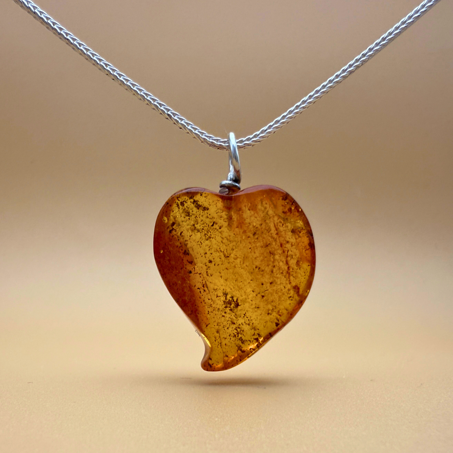 Dancing Heart Bernsteinanhänger – plant traces