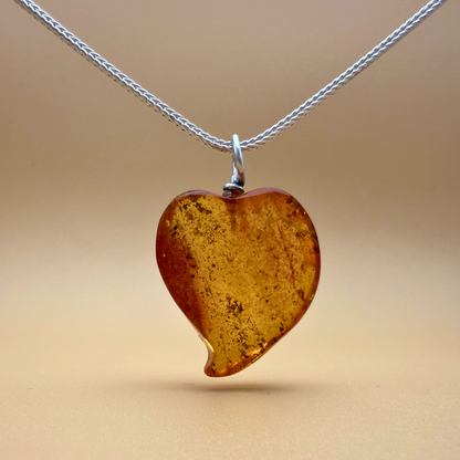 Dancing Heart Bernsteinanhänger – plant traces