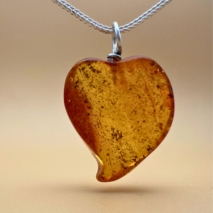 Dancing Heart Bernsteinanhänger – plant traces