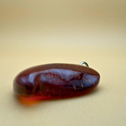 Dancing Heart Bernsteinanhänger – wine red shimmer